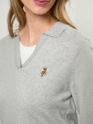 Top ' UWLilwan ' de la U.S. POLO ASSN. pe gri