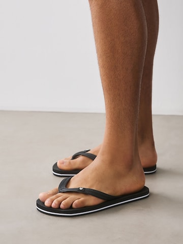 Flip-flops de la Next pe negru