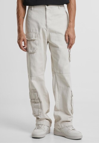 Karl Kani Regular Cargo trousers in Beige: front