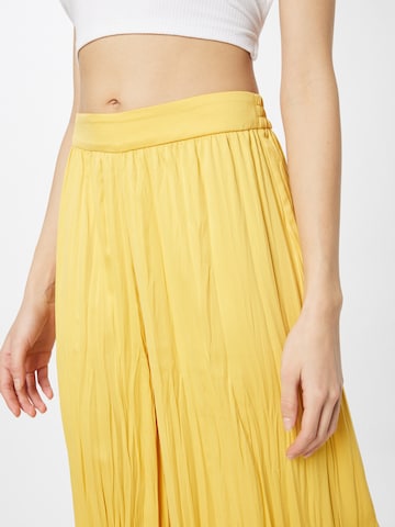 Wide leg Pantaloni di Warehouse in giallo