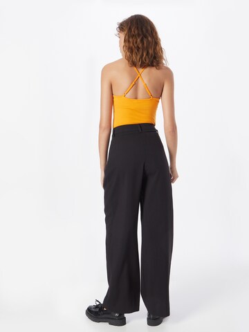 Wide leg Pantaloni cutați 'Lilah' de la WEEKDAY pe negru