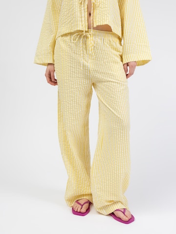 BROKE + SCHÖN Loose fit Pants 'Lockere, gestreifte Stoffhose' in Yellow