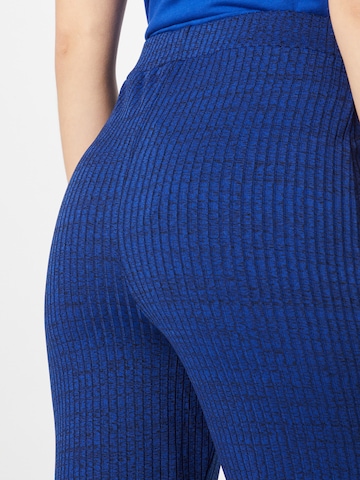 Flared Pantaloni di Warehouse in blu