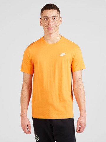 Coupe regular T-Shirt 'Club' Nike Sportswear en orange : devant