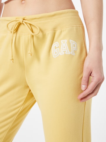GAP Дънки Tapered Leg Панталон в жълто