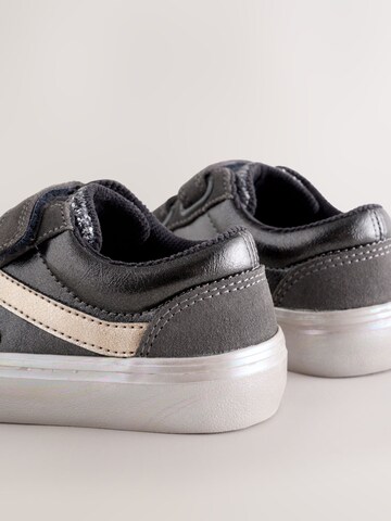 Sneaker di Next in grigio