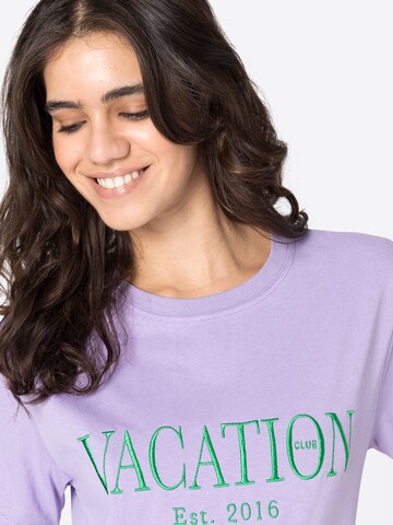 On Vacation Club T-Shirt in Lila