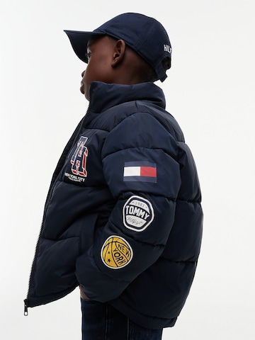 TOMMY HILFIGER Tussenjas in Blauw