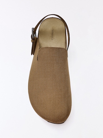 Clogs di Bershka in marrone
