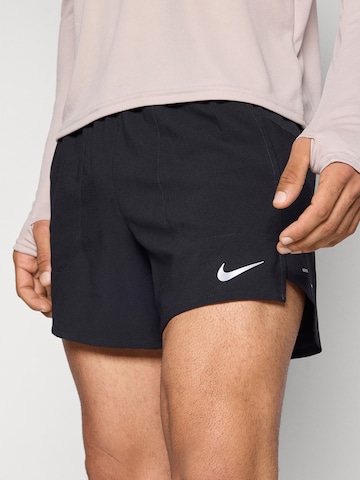 NIKE Szabványos Sportnadrágok 'STRIDE' - fekete