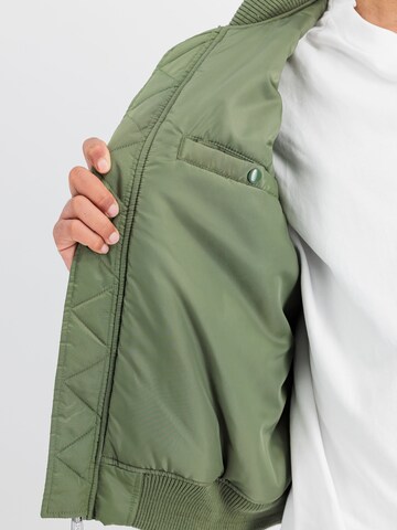 ALPHA INDUSTRIES Välikausitakki 'MA-1' värissä vihreä