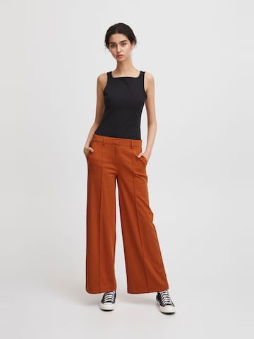 Wide leg Pantaloni con piega frontale 'KATE' di ICHI in rosso