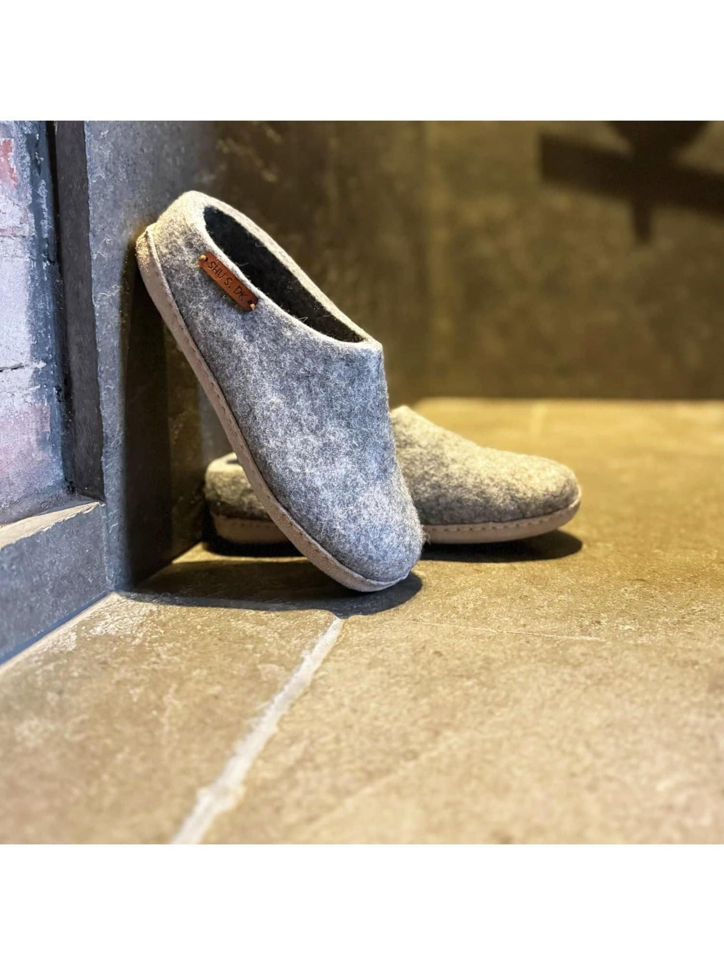 SHUS walk with nature Slip-in 'Uldtøffel (100% ren uld) - hjemmesko m/sål i skind - Dansk Design fra SHUS' i grå