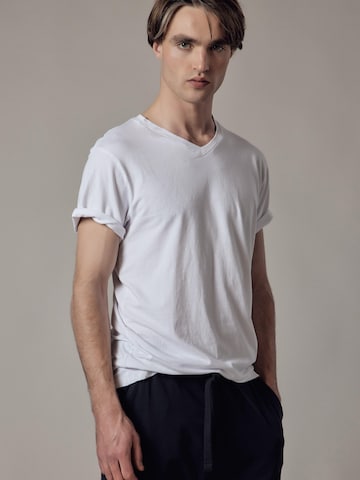 Maglietta 'T-Shirt Scollo a V' di OWN Off With Nature in bianco