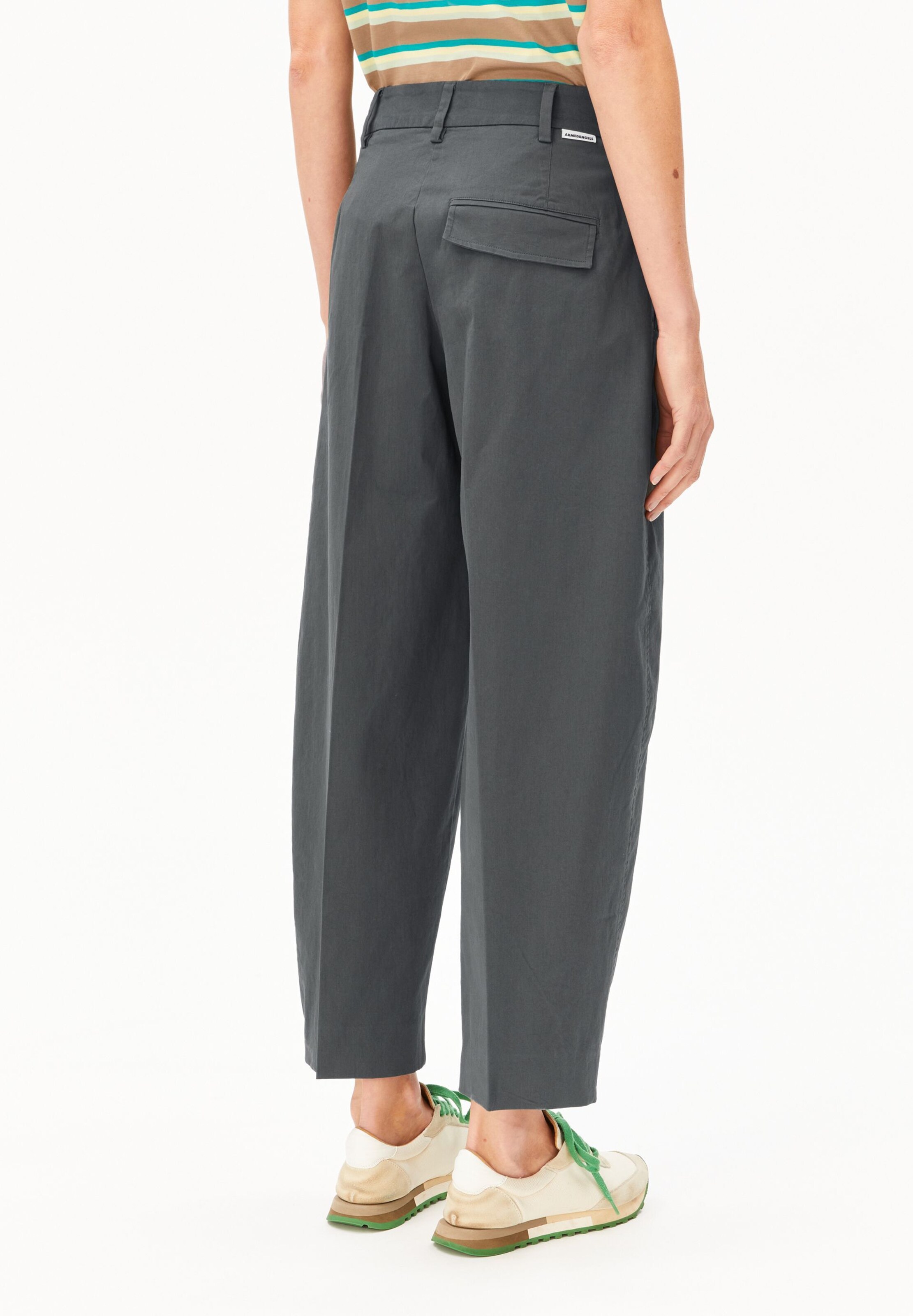 Baggy Pantalon à pince ARMEDANGELS en gris