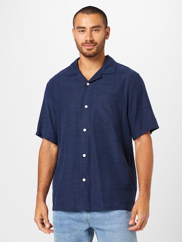 Coupe regular Chemise WEEKDAY en bleu : devant