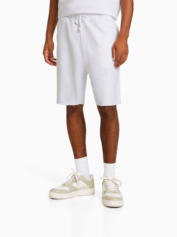 Bershka Loose fit Trousers in White: front
