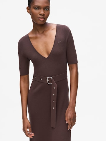 Rochie tricotat de la Karl Lagerfeld pe maro