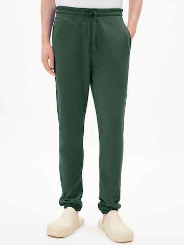 ARMEDANGELS Tapered Broek 'AARDO COMFORT' in Groen: voorkant