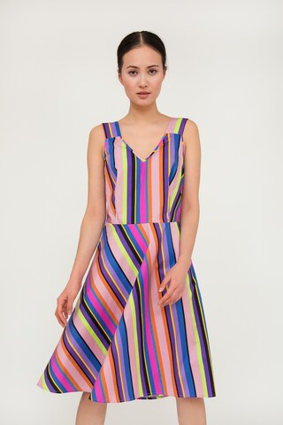 Finn Flare Sommerkleid mit farbigem Streifenmuster in Mischfarben: front
