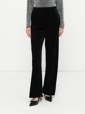 PIECES Zvonové kalhoty Kalhoty 'PCBOSELLA' – černá: přední strana