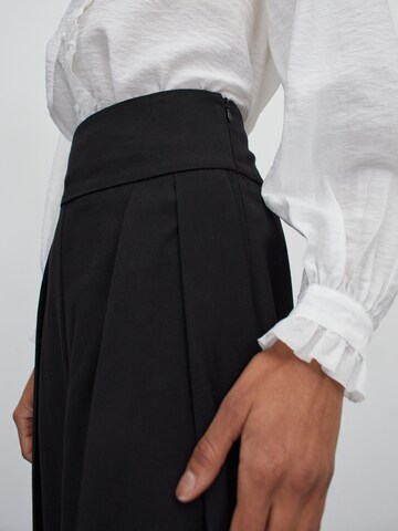 EDITED Zúžený Kalhoty se sklady v pase 'Lelia' – černá