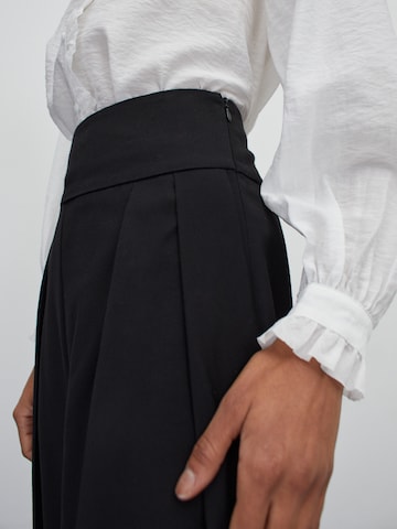 EDITED - Tapered Pantalón plisado 'Lelia' en negro