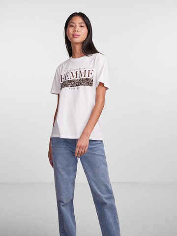 T-shirt 'JEO' PIECES en blanc