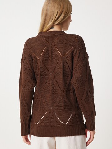 Geacă tricotată de la Happiness İstanbul pe maro