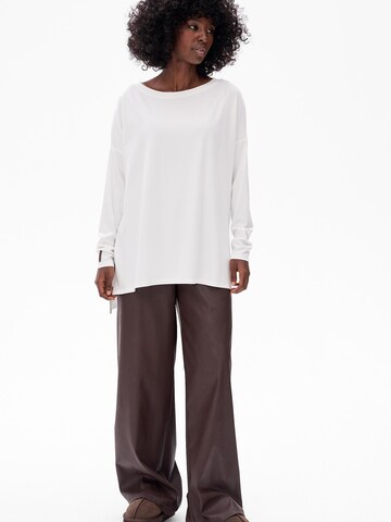 Blue Shadow Bluse‌‌‌‌‌‌‌‌ in Beige