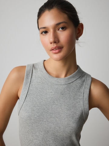 Next Топ в сиво