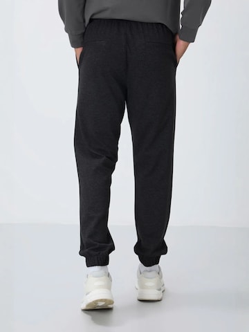 Tommy Life Tapered Workout Pants 'Jogginghose' in Grey