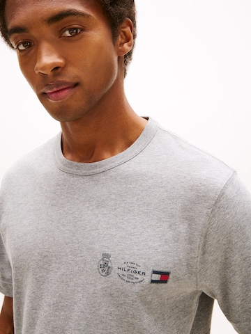 TOMMY HILFIGER Тениска в сиво
