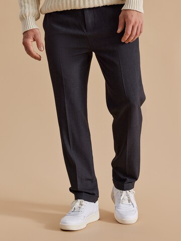 DAN FOX APPAREL Regular Pantalon 'Bjarne' in Grijs: voorkant