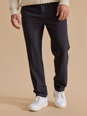 DAN FOX APPAREL - regular Pantalón de pinzas 'Bjarne' en gris: frente