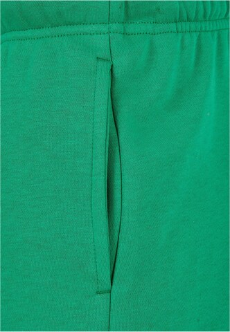 regular Pantaloni di Urban Classics in verde