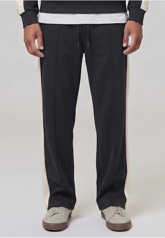 Urban Classics Loosefit Hose in Schwarz: Vorderseite