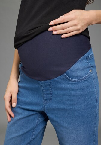 Neun Monate Regular Jeans in Blue