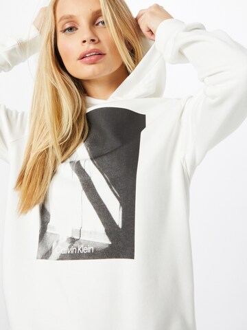 Sweat-shirt 'Shadow Box' Calvin Klein en blanc