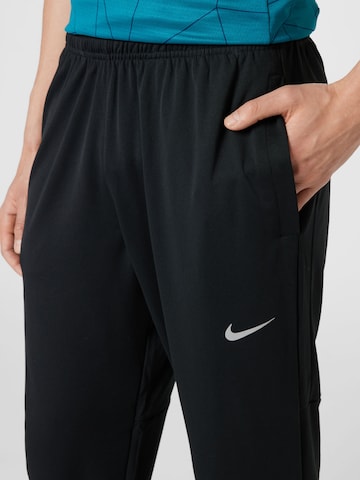 Effilé Pantalon de sport NIKE en noir