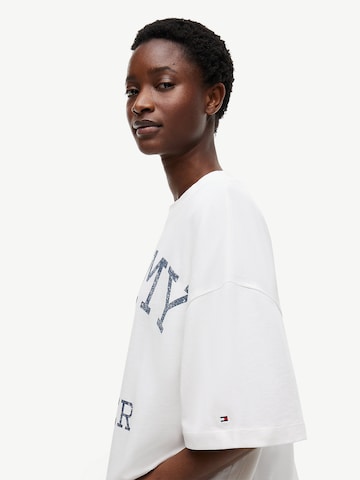 TOMMY HILFIGER Koszulka oversize 'VARSITY CREST' w kolorze biały