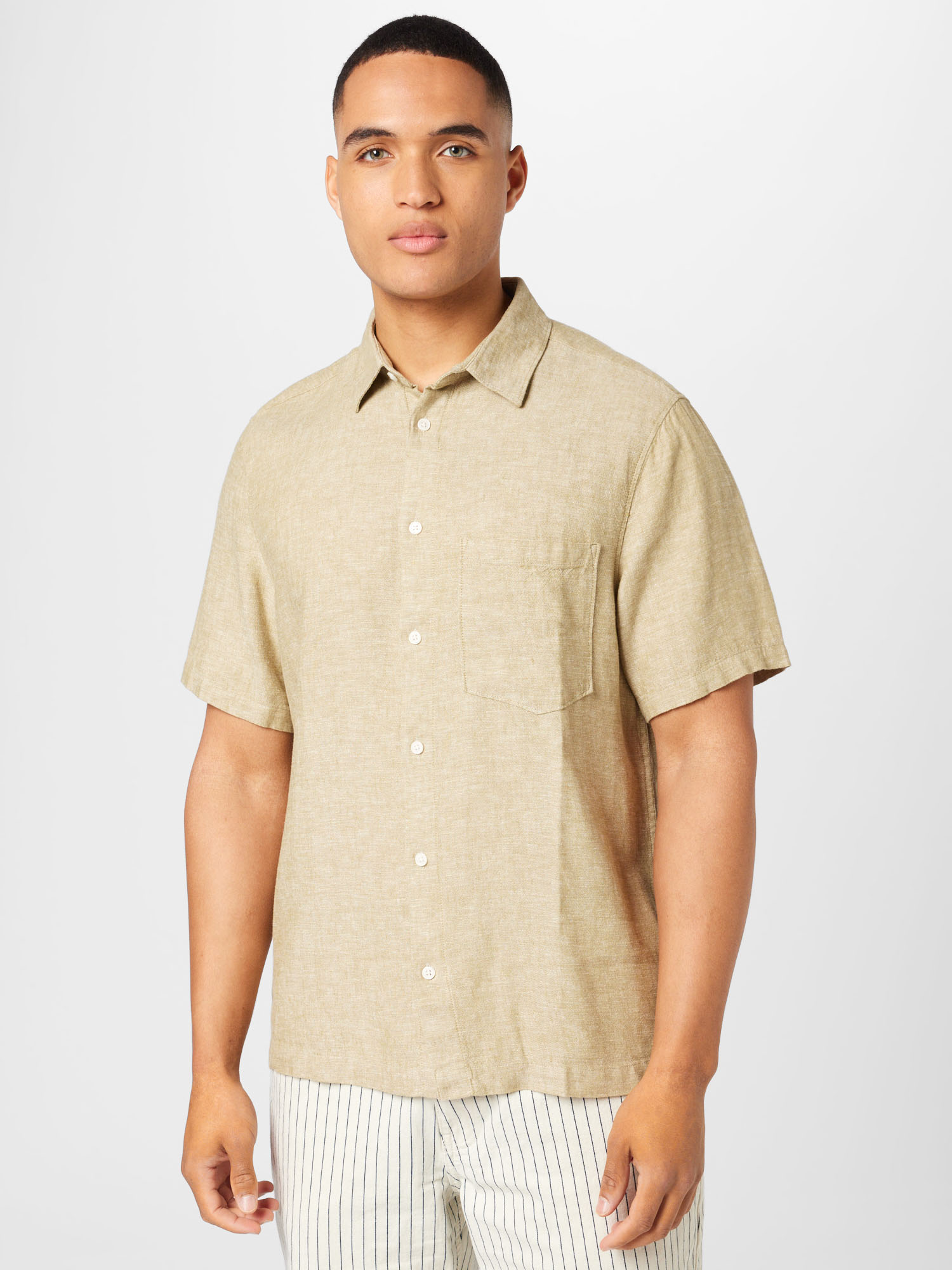 Coupe regular Chemise WEEKDAY en beige : devant