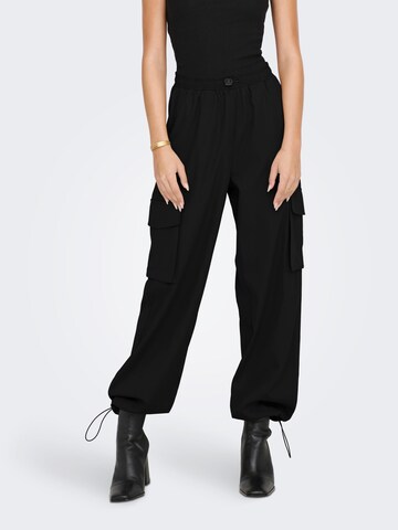 Wide leg Pantaloni cu buzunare 'Cashi' de la ONLY pe negru: față