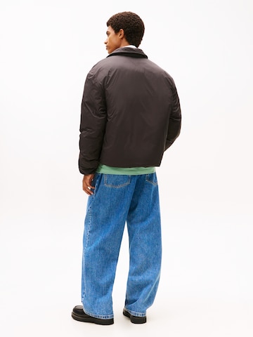 Tommy Jeans Демисезонная куртка в Черный: сзади