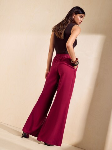 Friends Like These - Pierna ancha Pantalón plisado en rojo