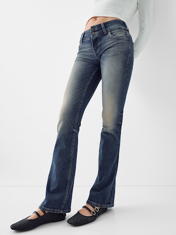 Bershka Bootcut Jeans in Blauw: voorkant