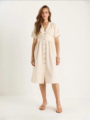 Bianco Lucci - Vestidos camiseiros em bege