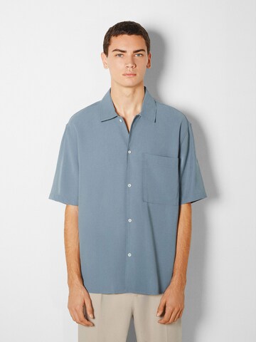 Comfort fit Camicia di Bershka in blu: frontale