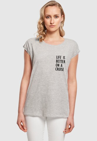 Merchcode T-Shirt 'Life Is Better' in Grau: predná strana