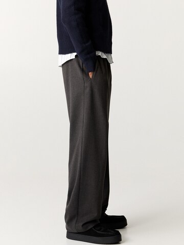 Pull&Bear Loose fit Pleat-front trousers in Grey